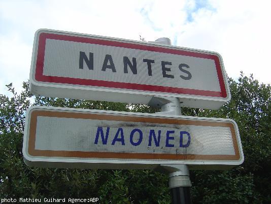 En venant de Saint-Herblain. Le nettoyage des panneaux indicateurs est un casse-tête pour les employés municipaux et il n\'est jamais 100 % efficace. En venant de Saint-Herblain. Le nettoyage des panneaux indicateurs est un casse-tête pour les employés municipaux et il n\'est jamais 100 % efficace.