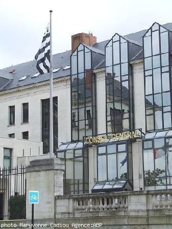 L'Hôtel du département. La partie moderne en bord de l\'Erdre.