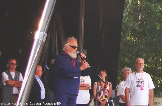 Michel Chauvin invite le public à chanter le <i>Bro Gozh hon Tadoù</i> l'hymne national breton.
