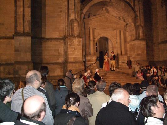 Samedi soir des milliers de Vitréens ont parcouru les rues de Vitré où des comédiens évoquaient des personnages de l\'histoire de la ville : ici sur les marches de l\'église Notre-Dame un serviteur accompagnait la la marquise de Sévigné en portant son