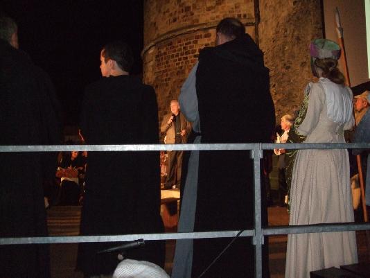 Au milieu d'acteurs en costumes- Pierre Méhaignerie annonce le lancement officiel des célébrations des "Mille ans de Vitré"