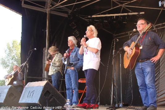 Concert Tri Yann : de g. à dr. Jean-Luc Chevalier ; Gérard Goron ; Jean-Paul Corbineau ; Jean-Louis Jossic et Jean Chocun. Concert Tri Yann : de g. à dr. Jean-Luc Chevalier ; Gérard Goron ; Jean-Paul Corbineau ; Jean-Louis Jossic et Jean Chocun.