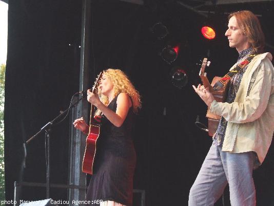 Nolwenn Korbell et son guitariste Didier Dréau. Nolwenn Korbell et son guitariste Didier Dréau.