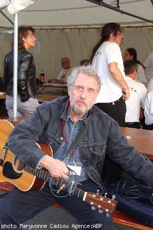 Gilles Servat a accordé sa guitare. Gilles Servat a accordé sa guitare.