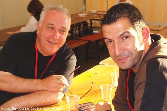 Paskal Lamour au salon avec son percussionniste Mourad Ait Abdelmalek. Paskal Lamour au salon avec son percussionniste Mourad Ait Abdelmalek.