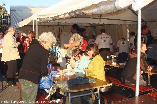Des <i>Loeroù Ruz</i> au salon. Au fond Michel Sourget de Radio AlterNantes ; Ronan Dantec des Verts et Claudie Poirier directrice de la Saint Yves / Gouel Erwan. Des <i>Loeroù Ruz</i> au salon. Au fond Michel Sourget de Radio AlterNantes ; Ronan Dantec des Verts et Claudie Poirier directrice de la Saint Yves / Gouel Erwan.