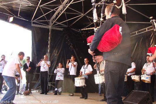 Le Bagad de Nantes dirigé ici par Anthony Jezequel. À droite le <i>penn soner</i> Jean-François Stephan. Le Bagad de Nantes dirigé ici par Anthony Jezequel. À droite le <i>penn soner</i> Jean-François Stephan.