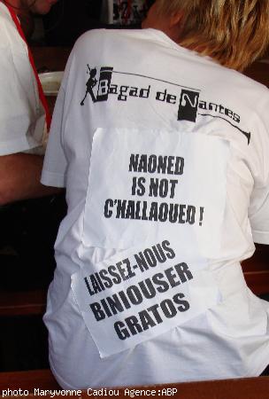 Le Bagad de Nantes avait tombé le gilet de velours noir pour exhiber les T-shirts du bagad version humoristico-revendicative. Le Bagad de Nantes avait tombé le gilet de velours noir pour exhiber les T-shirts du bagad version humoristico-revendicative.