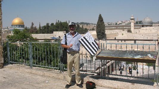 Le <i>Gwenn ha Du</i> déployé par l\'association Bretagne-Israël devant l\'esplanade du Temple l\'endroit le plus sacré pour les Juifs.