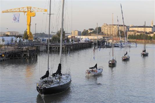 Les Pen Duick amarrés au milieu de la rivière. Les trimarans amarrés sur le ponton de l\'île de Nantes. 4 octobre 2008. Photo Y. Zedda / BFBP.