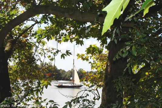 Le Pen Duick passe à Indre. Le Pen Duick passe à Indre.