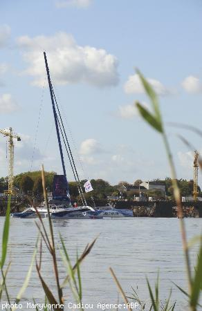 Le Maxi Trimaran devant Le Pellerin. Il a gardé son fanion <i>“Merci Nantes”</i> au hauban tribord et la grand voile est un peu déroulée. Le Maxi Trimaran devant Le Pellerin. Il a gardé son fanion <i>“Merci Nantes”</i> au hauban tribord et la grand voile est un peu déroulée.