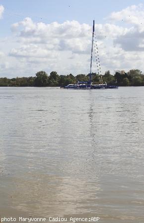 Le Trimaran 60 pieds longe la rive sud où le chenal est plus profond. Le Trimaran 60 pieds longe la rive sud où le chenal est plus profond.