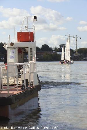 Pen Duick V et Pen Duick II presque de conserve au-delà du bac. Pen Duick V et Pen Duick II presque de conserve au-delà du bac.