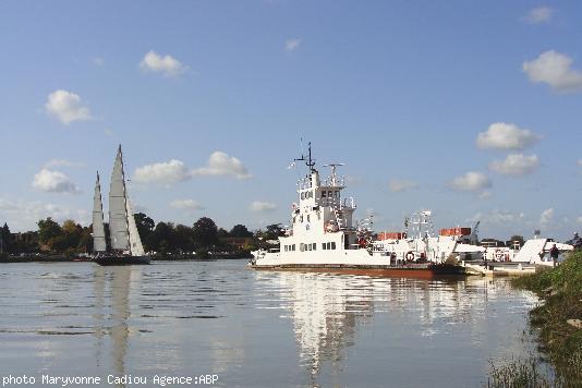 Pen Duick II au large du bac Saint-Hermeland. Pen Duick II au large du bac Saint-Hermeland.