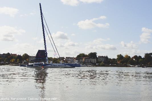 Le Maxi Trimaran vedette de la semaine à Nantes passe devant Le Pellerin. Le Maxi Trimaran vedette de la semaine à Nantes passe devant Le Pellerin.