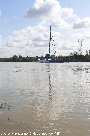 Le Maxi Trimaran plus près de la rive sud. Le Maxi Trimaran plus près de la rive sud.