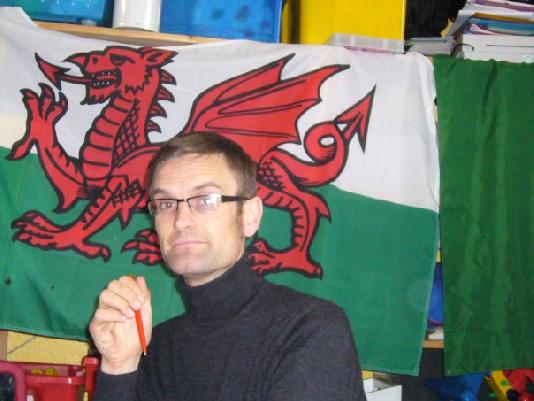 GS Rhisiart tal-e-bot at a League meeting in Caerdydd/Cardiff Cymru