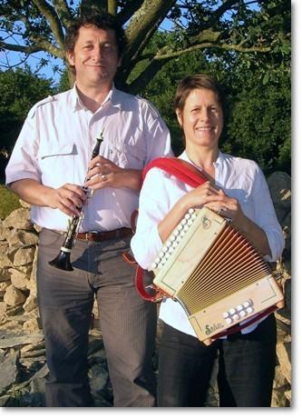 Après avoir longtemps joué dans <i>Dañs Teurjou</i> Élisabeth et Hervé s\'associent en duo pour continuer à vous faire danser sur un répertoire varié de Haute et Basse Bretagne tant en chant qu\'en instrumental.
