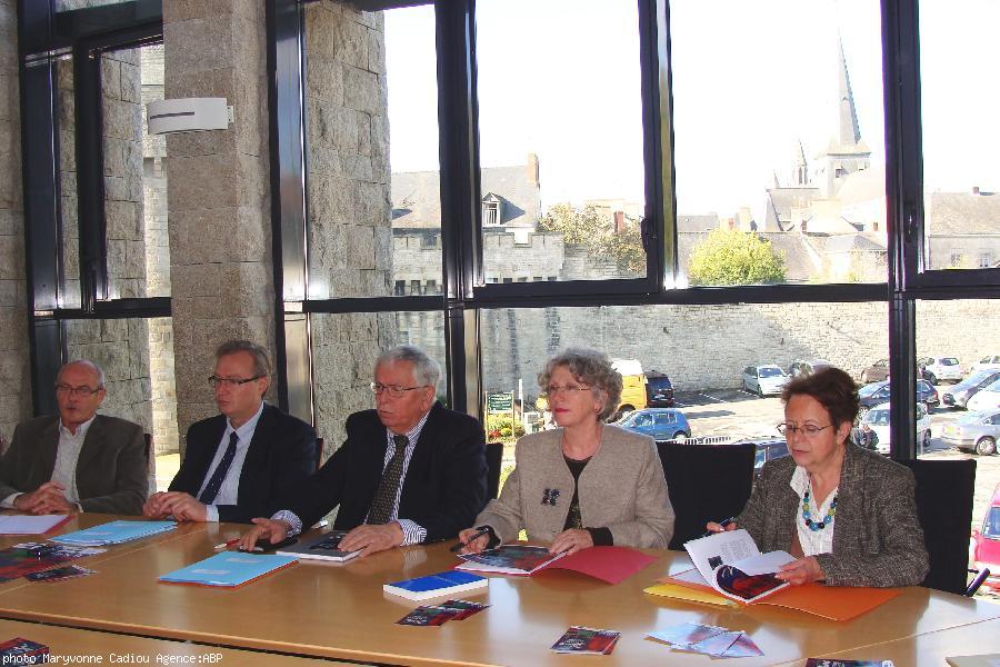 De g. à dr. Jean Rio ; Christophe Priou ; Pêr Loquet ; Françoise Pomard et Christiane Kerboul. De g. à dr. Jean Rio ; Christophe Priou ; Pêr Loquet ; Françoise Pomard et Christiane Kerboul.