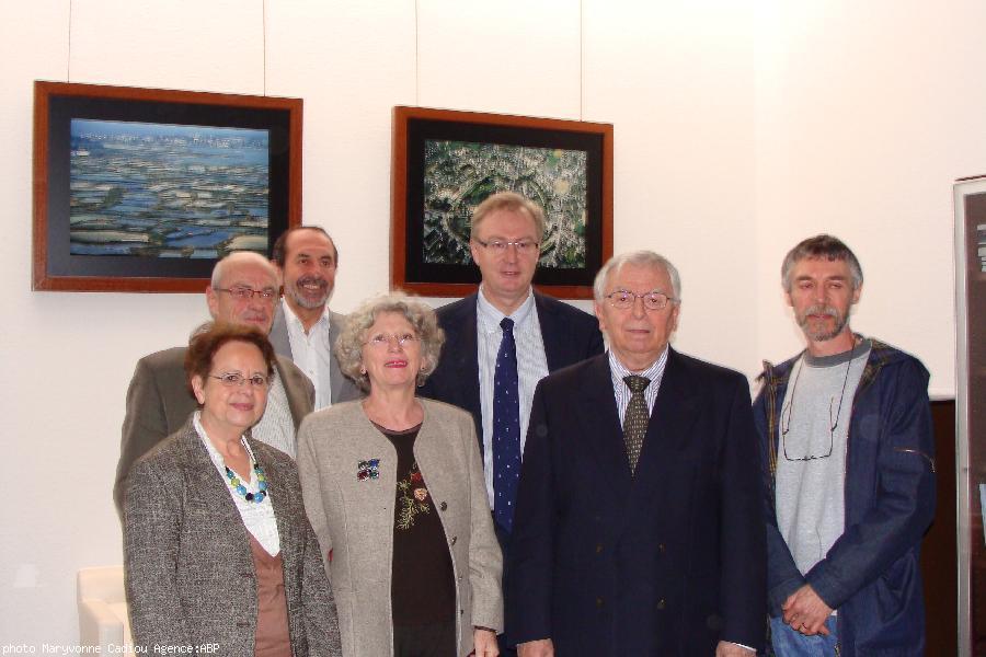 Dans le bureau de monsieur le maire. Derrière : Jean Rio ; Josick Lancien et Christophe Priou. Devant : Christiane Kerboul ; Françoise Pomard ; Pêr Loquet et Yves Maurice le “noyau dur” du Festival. Il manquait Nathalie Flaraud - directrice de la médiathè Dans le bureau de monsieur le maire. Derrière : Jean Rio ; Josick Lancien et Christophe Priou. Devant : Christiane Kerboul ; Françoise Pomard ; Pêr Loquet et Yves Maurice le “noyau dur” du Festival. Il manquait Nathalie Flaraud - directrice de la médiathè