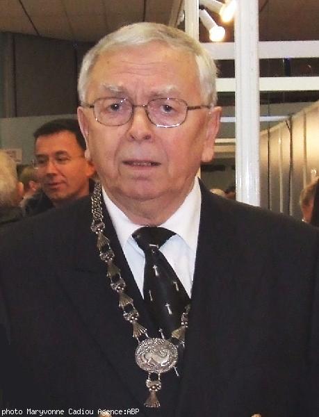 Pêr Loquet portait son collier de l\'Hermine au Festival du Livre en Bretagne de Guérande de 2007. Pêr Loquet portait son collier de l\'Hermine au Festival du Livre en Bretagne de Guérande de 2007.