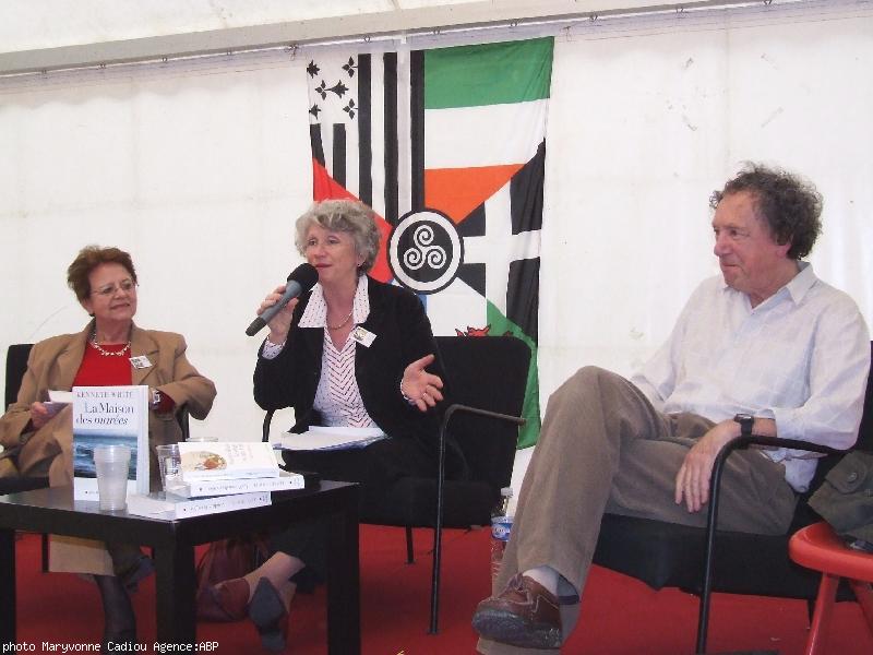 Christiane Kerboul et Françoise Pomard (au micro) avec l\'Écossais Kenneth White en 2007. Christiane Kerboul et Françoise Pomard (au micro) avec l\'Écossais Kenneth White en 2007.