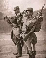 Deux sonneurs de la guerre de 1914-1918. Photo qui fit la couverture de \"L\'Illustration\".