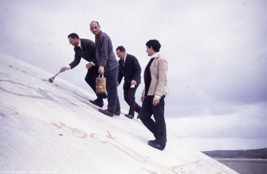 Quand on lit dans <i>Télérama</i> “<b>cette centrale (...) qui fuit de partout</b>” : déjà avant sa mise en service... le 4 avril 1965 des ingénieurs de l\'entreprise <i>Campenon-Bernard</i> badigeonnent au Teepol les fissures repérées sur le dôme de la c