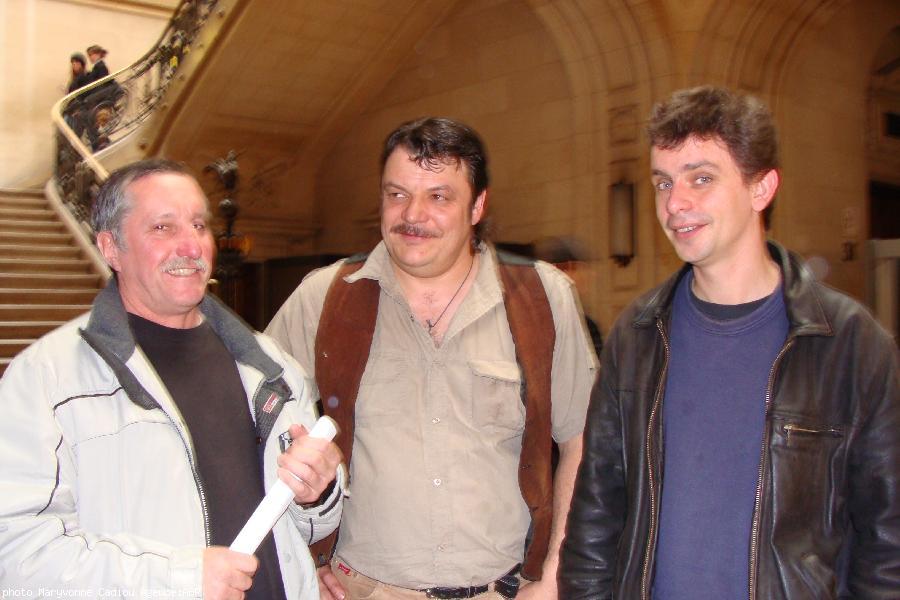 Les trois militants peu après l\'annonce de l\'annulation et leur sortie de la salle d\'audience.