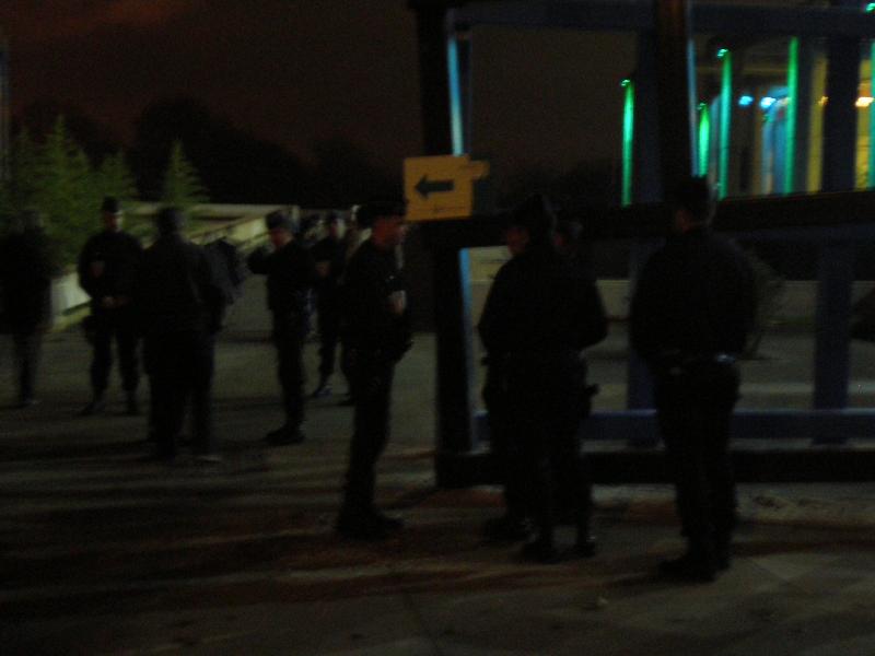 La police accueillant les participants au débat devant le palais Pays de la Loire. La police accueillant les participants au débat devant le palais Pays de la Loire.