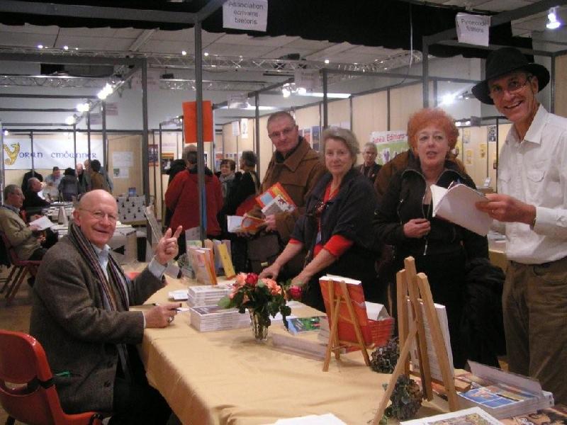 Au stand de l\'association le président Yves Lainé signe ses livres. On reconnaît Ève Lerner la seule lauréate féminine des prix 2008. Photo d\'un membre de l\'AEB-USB aimablement donnée par Francis Lepioufle (site http://ecriposoph.wordpress.com/ ).