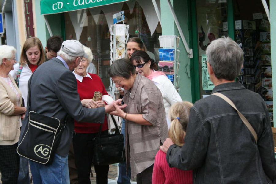 Anne-Marie  Denise et Huguette vivent  rient  et chantent en breton tous les jours.