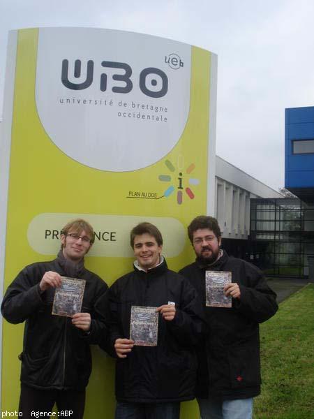 Jeunes de l\'UDB après une opération de sensibilisation devant l\'UBO - Brest