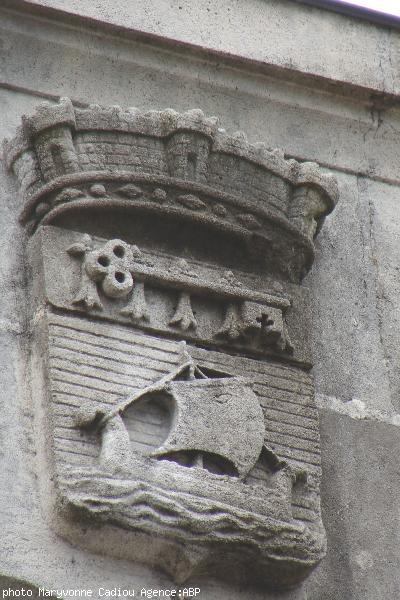 Le blason de Saint-Nazaire sur l\'ancien bâtiment des bureaux des Ponts et Chaussées.