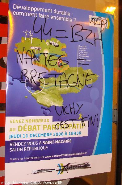 L\'affiche apposée par les militants au salon République revue et corrigée. L\'affiche apposée par les militants au salon République revue et corrigée.