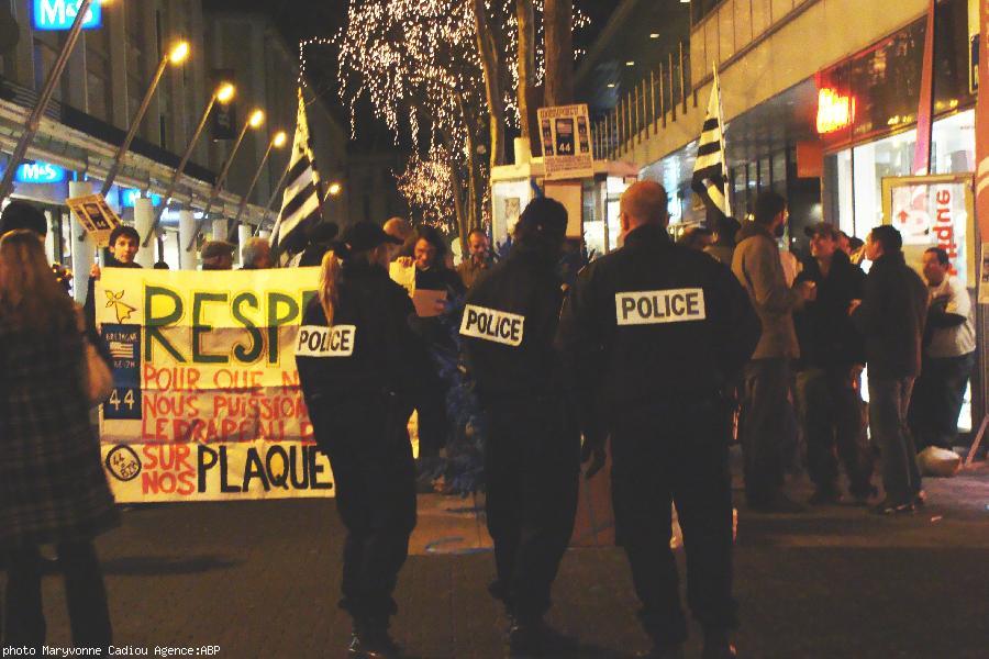 La police s\'est approchée. La police s\'est approchée.