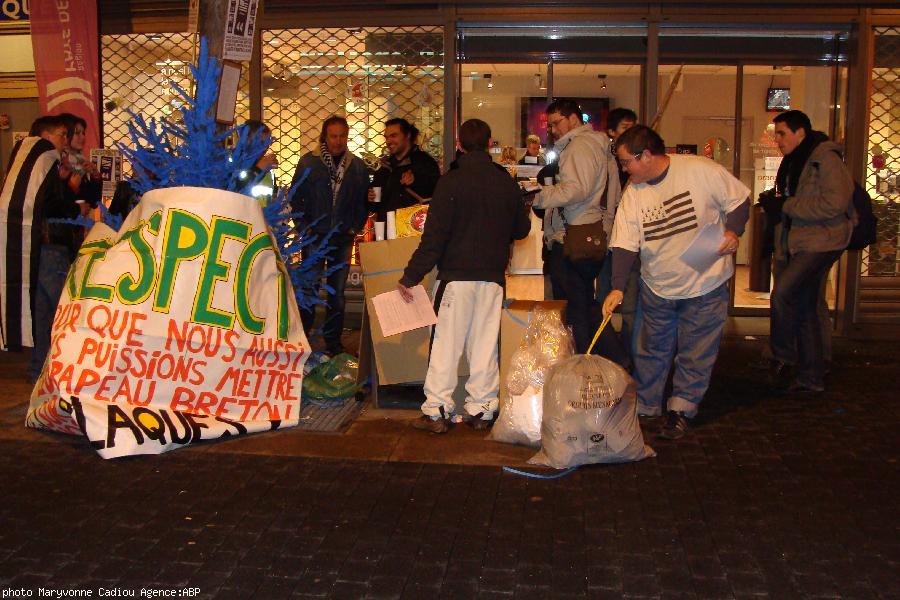 Les jeunes du collectif 44 = Breizh vont préparer le barbecue et les casse-croûtes. Les jeunes du collectif 44 = Breizh vont préparer le barbecue et les casse-croûtes.