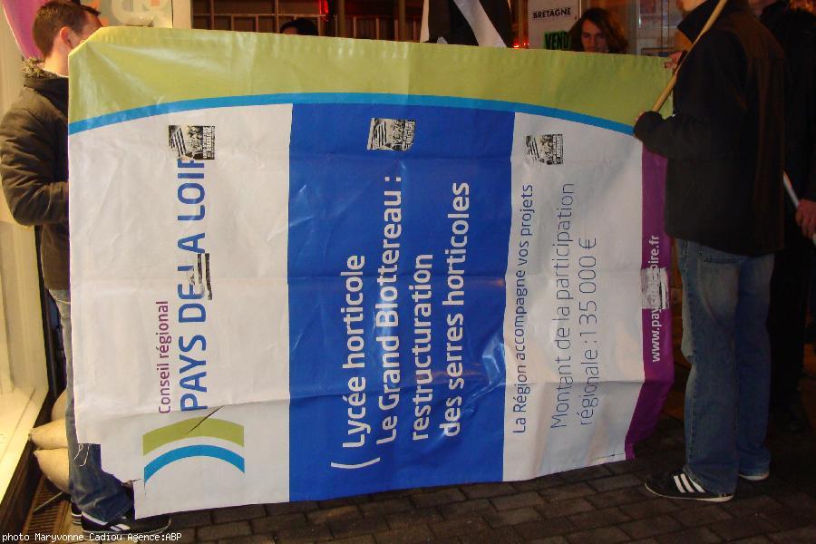 Recyclage. <i>“Nous sommes aussi pour le développement durable. Nous avons recyclé cette prise...</i> L'ancien recto ici. Recyclage. <i>“Nous sommes aussi pour le développement durable. Nous avons recyclé cette prise...</i> L'ancien recto ici.