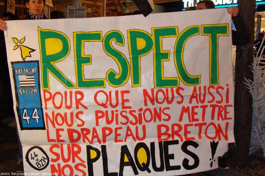 Le verso blanc recyclé en banderole militante bretonne. Le verso blanc recyclé en banderole militante bretonne.