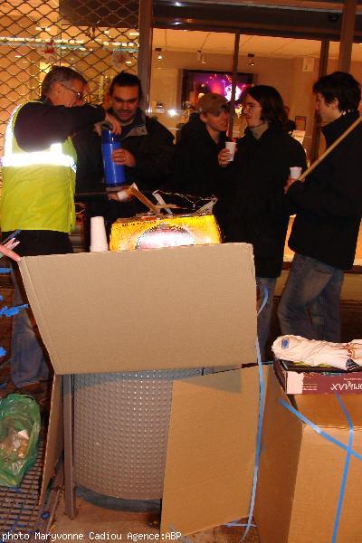 Zinc de fortune en carton sur la poubelle de ville. Zinc de fortune en carton sur la poubelle de ville.