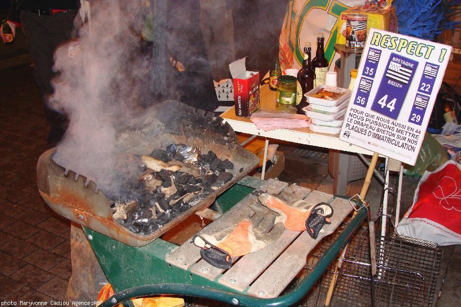 Barbecue pour "Qui n'en veut". Obole de participation aux frais possible dans la boîte. Barbecue pour "Qui n'en veut". Obole de participation aux frais possible dans la boîte.