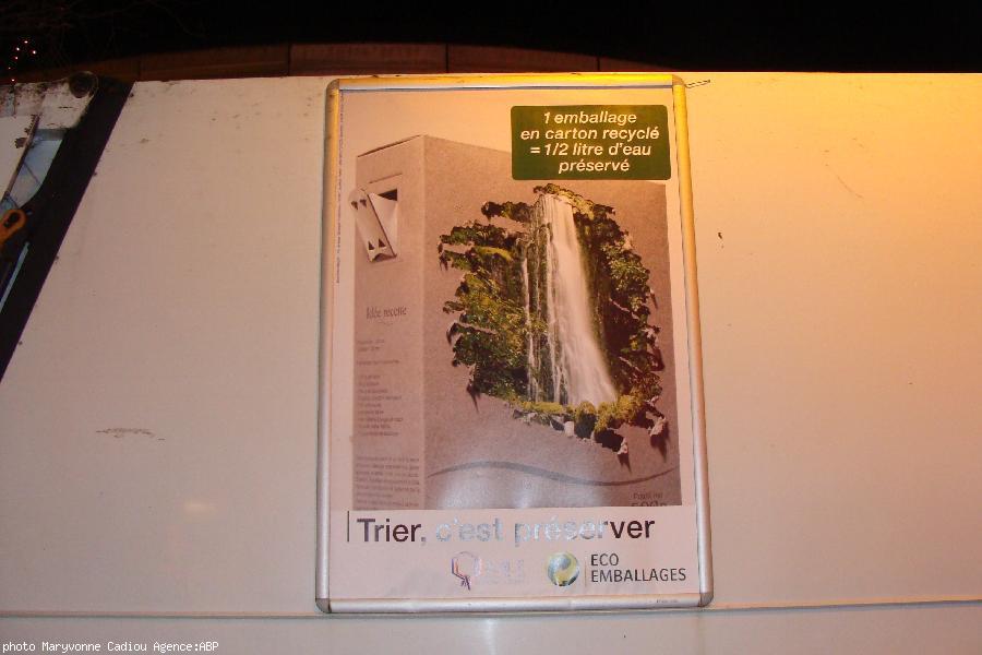 Un camion poubelle passe. Son affiche est bien dans la note de la soirée... (Cliquer pour agrandir). Un camion poubelle passe. Son affiche est bien dans la note de la soirée... (Cliquer pour agrandir).