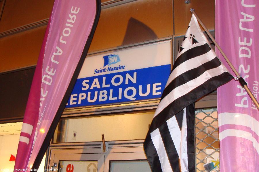 Le Gwenn ha Du des militants fait office d\'<i>antiseptique</i> ou de <i>dépollueur</i> comme ils disent.. Le Gwenn ha Du des militants fait office d\'<i>antiseptique</i> ou de <i>dépollueur</i> comme ils disent..