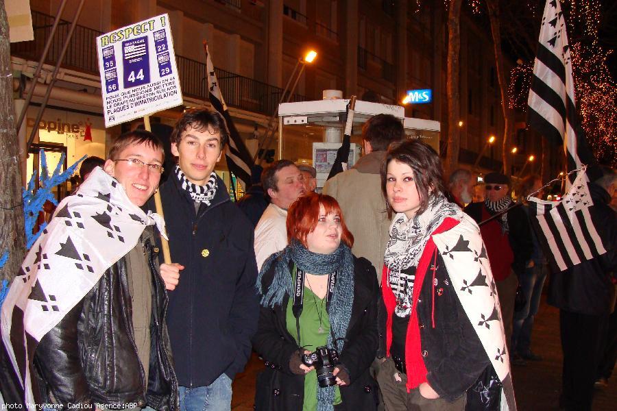 Ils-elles sont jeunes. Ils-elles sont jeunes.