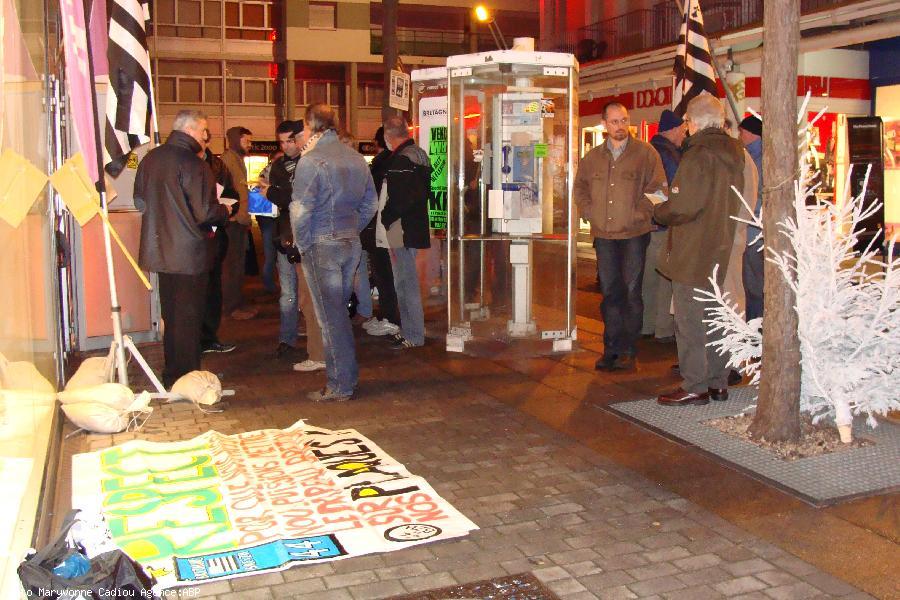 Ils ne sont encore que quelques-uns. Le décor est planté. Ils ne sont encore que quelques-uns. Le décor est planté.