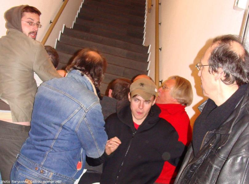 Bousculade pour entrer. En rouge Zack Moullec conseiller municipal de Saint-Nazaire. Bousculade pour entrer. En rouge Zack Moullec conseiller municipal de Saint-Nazaire.