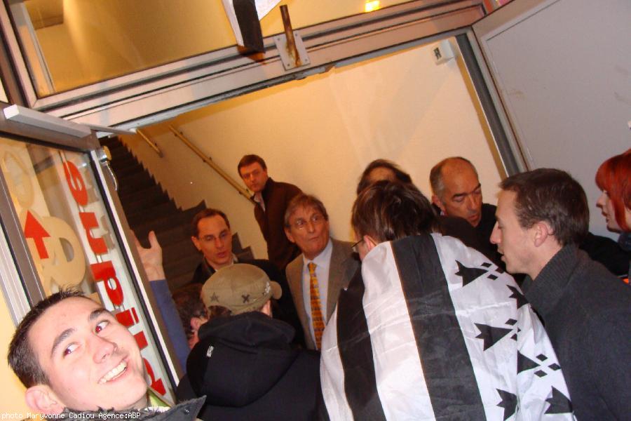 Des “gens des Pays de la Loire” sont descendus parler aux militants. Des “gens des Pays de la Loire” sont descendus parler aux militants.