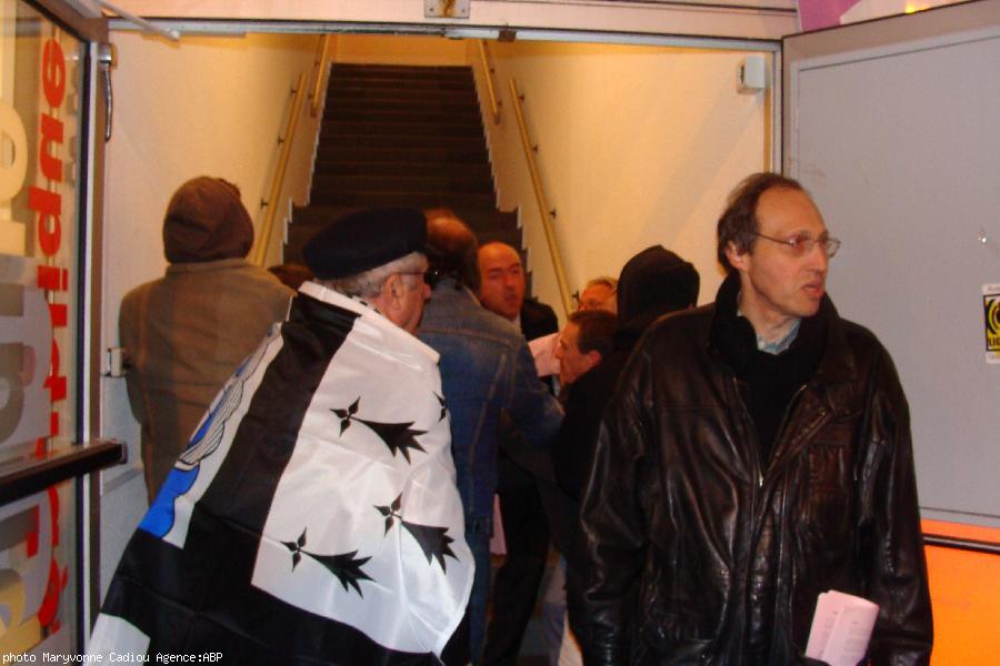 Au fond le vigile. Au fond le vigile.