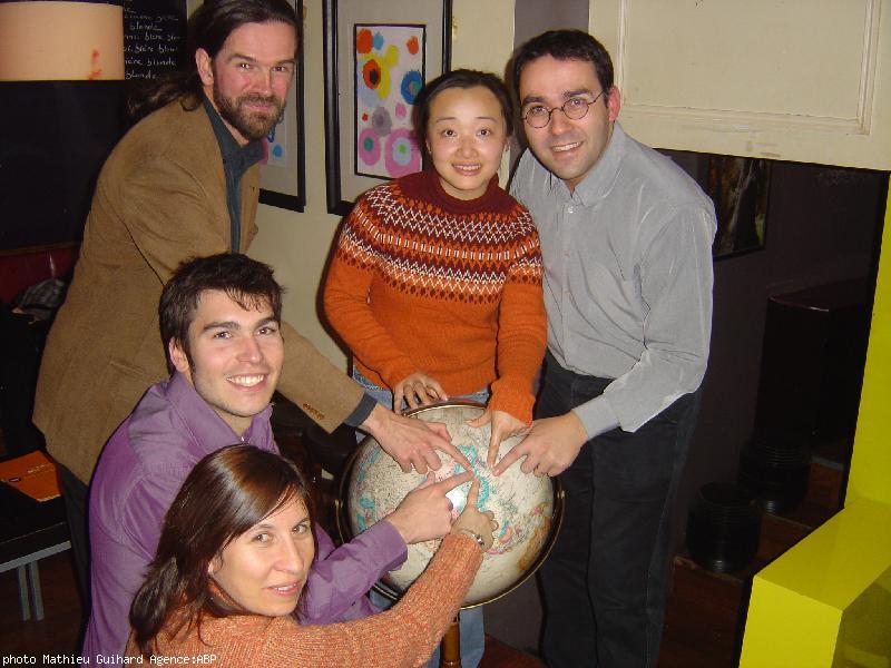 Des responsables de l\'association Kentelioù an Noz de Nantes avec Hervé Garandel et sa femme Jin Yan.